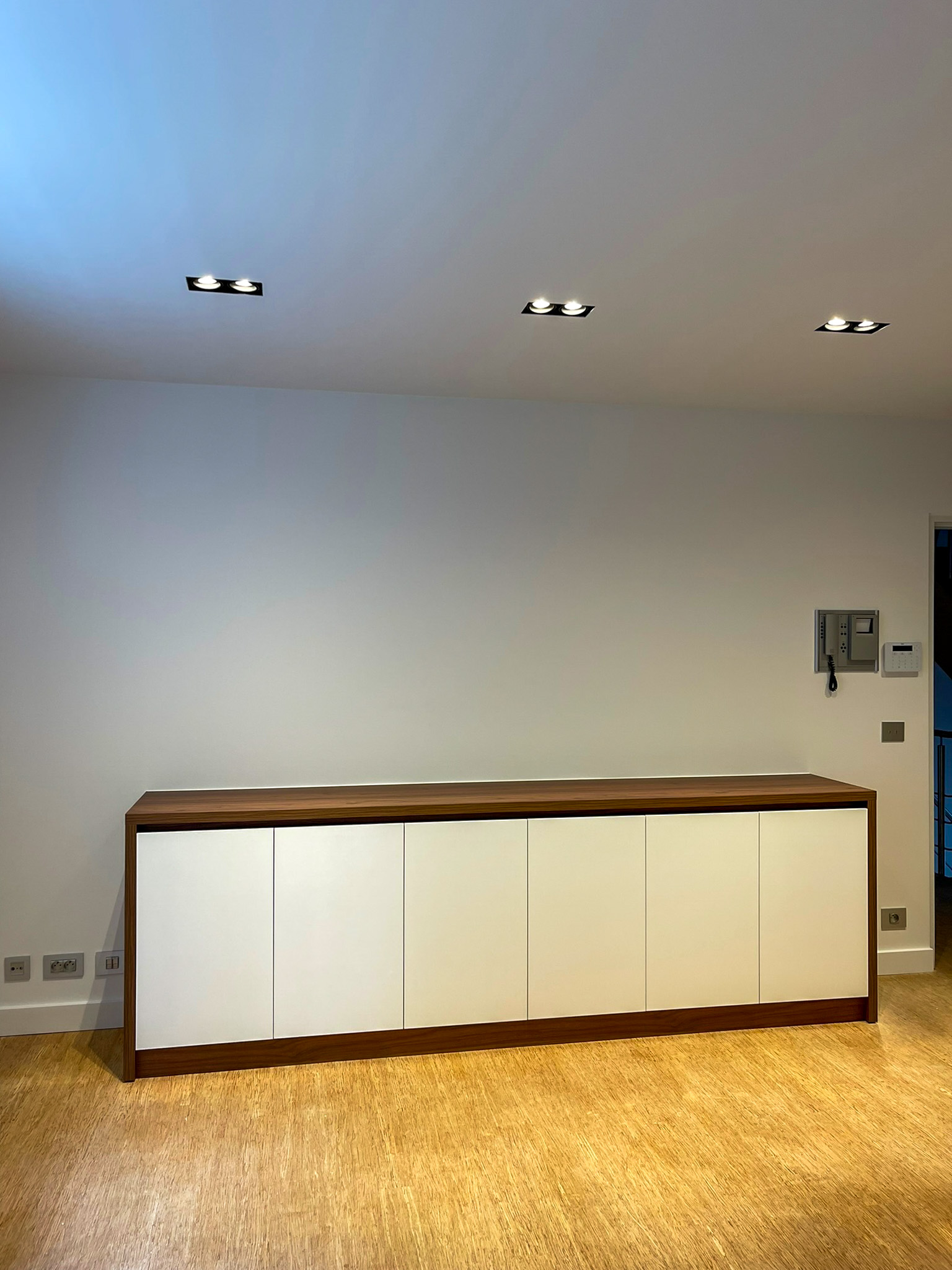 Greeploze schoenkast op maat met het uitzicht van een commode