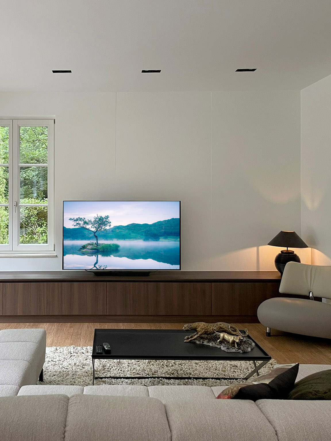 Minimalistisch tv-meubel op maat in notelaarstructuur