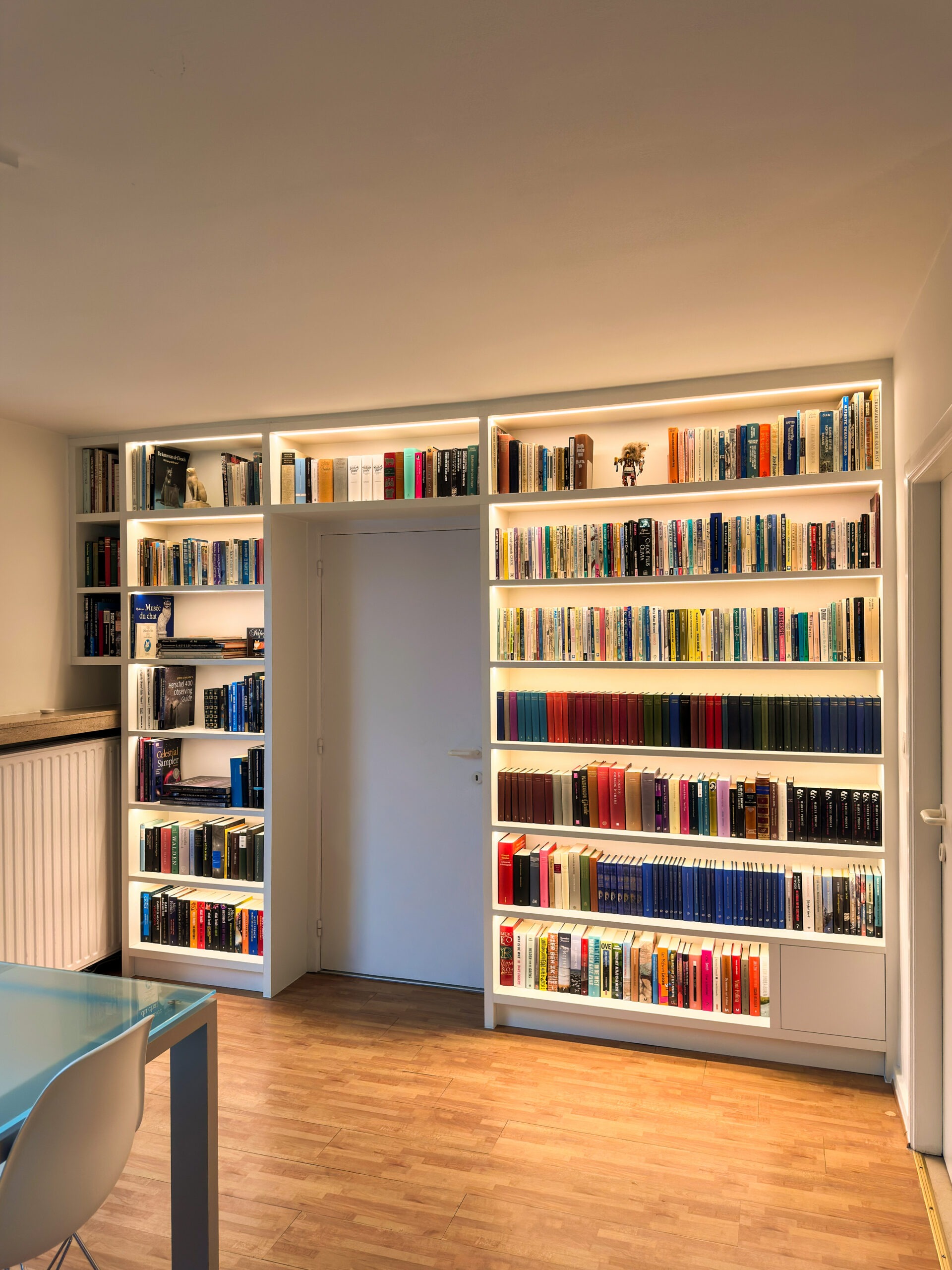 Boekenkast op maat met geïntegreerde ledverlichting